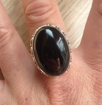 Zilveren ring gezet met zwarte Onyx in bewerkte setting maat 18 